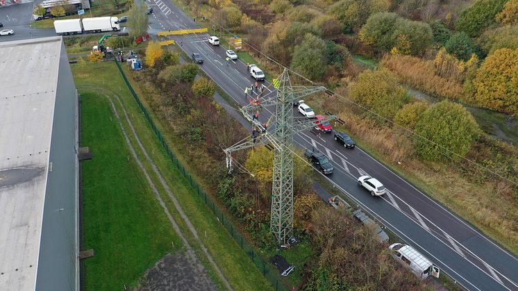 Isolatoren und Leiterseile werden gegen neue getauscht