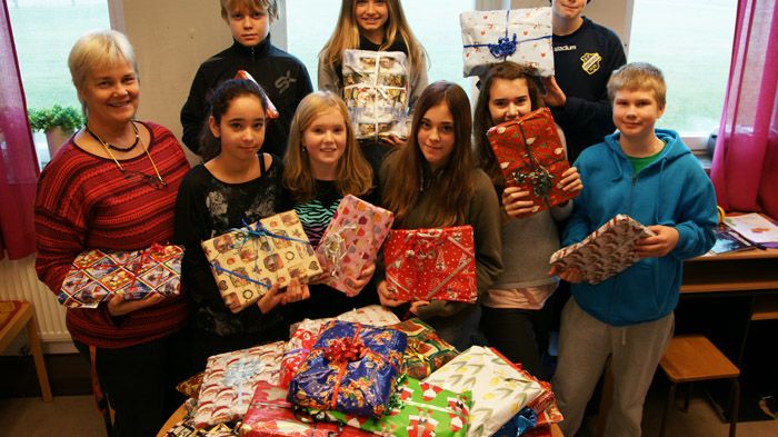 Elever samlar in julklappar till fattiga barn