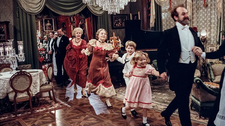Långdans under julafton i Fanny och Alexander. © 1982 AB Svensk Filmindustri & Svenska Filminstitutet. Fotograf: Arne Carlsson