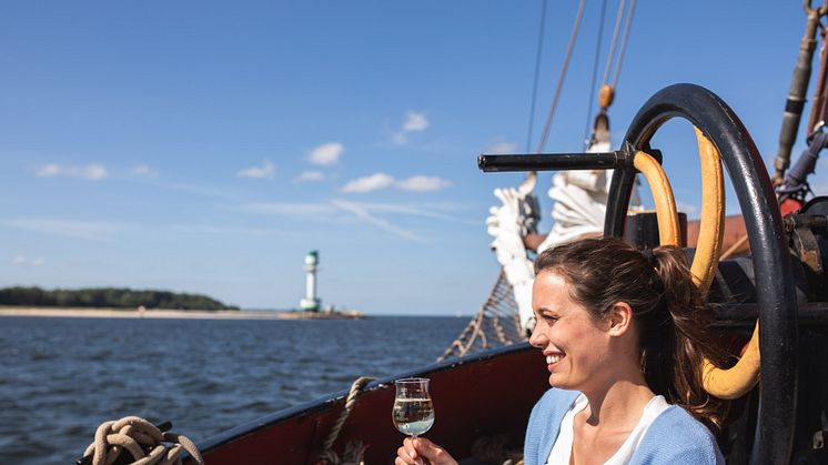 Auf einem Traditionssegler kann das bunte Treiben zur Segelparade, bei einem Schnuppertörn und beim Segelkino hautnah miterlebt werden.