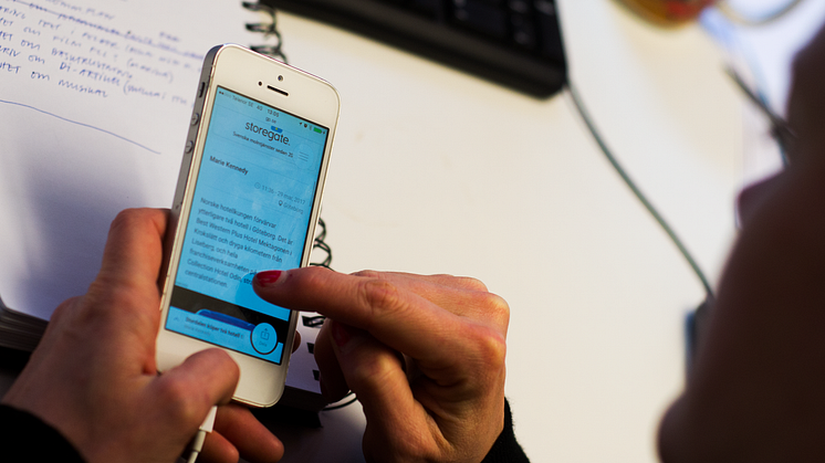 Läs tidningar och magasin från jordens alla hörn på Partille kommuns utbyggda wifi-nätverk. Foto: Partille kommun.