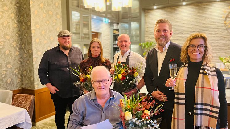 På bild från vänster: Robert Roos, ordförande kultur- och fritidsnämnden; Anna och Niklas Edgren, Egastronomi; Anders Tisell; Andreas Brorsson, kommunstyrelsens ordförande; Gabriella Mueller Prabin, kommundirektör.