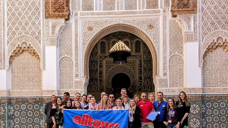 Besuch der ehemaligen Koranschule Ben Youssef in Marrakesch mit ihrer kunstvollen Architektur und den verzierten Innenhöfen.