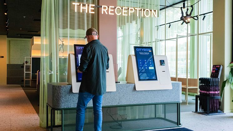 Gjest som sjekker inn via terminalene på Citybox Kristiansand