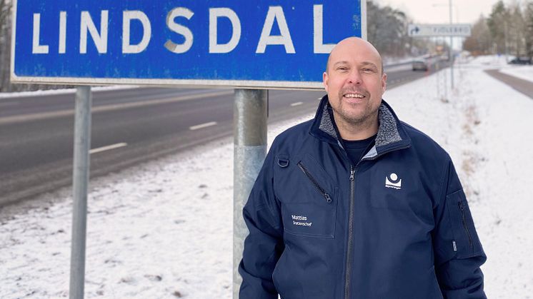 Stationschef Mattias Johansson Bilprovningen Kalmar vid skylt Lindsdal liggande