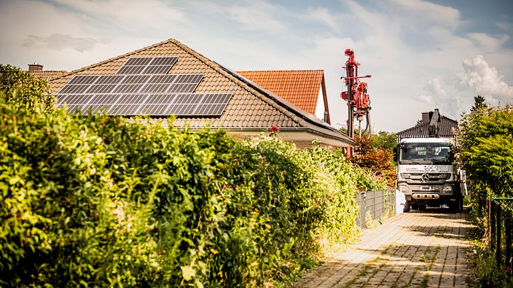 Austausch einer Gas-Heizung gegen eine NIBE Erdwärmepumpe auf einem engen Gartengrundstück