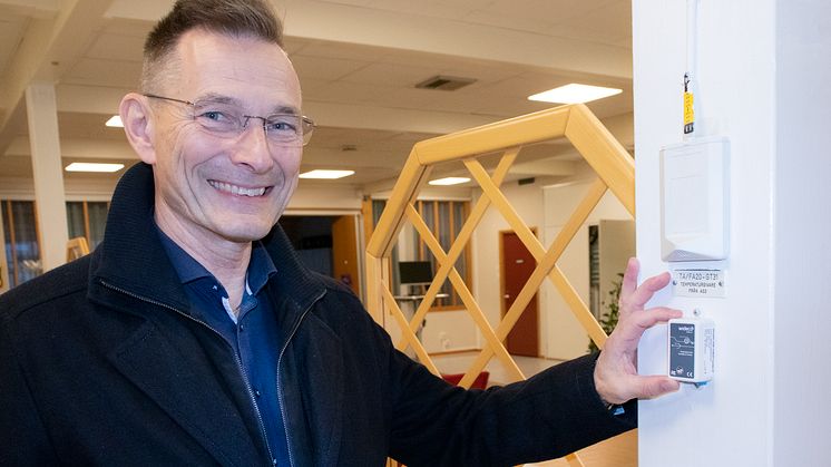 Ebos fastighetschef Robert Johansen inspekterar sensorn som hämtar in data i fastigheterna.