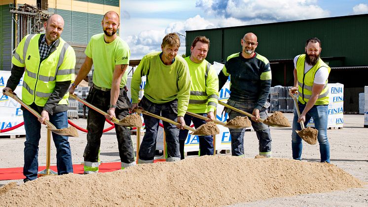 På bildet: Robert Larsson, produksjonsleder, Mattias Jonasson, maskinfører, Anders Johannesson, maskinfører, Daniel Olsson, formann, Lennie Eliasson, maskinfører og Andréas Selander, fabrikksjef.