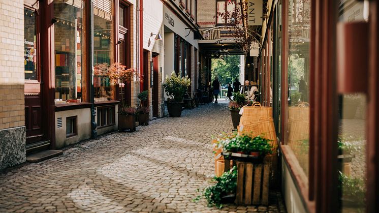 Oscar Jacobson fyller 120 år i år och firar det med att stärka sin närvaro i Göteborg med nyöppnade av hållbarhetsbutiken ”Sustain by Oscar Jacobson” i Wallenstams lokaler i Victoriapassagen mitt i kvarteret Victoria.