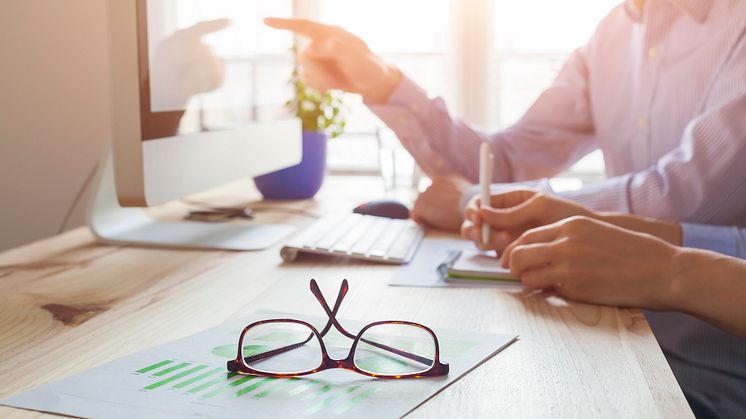 Nå kan du sette sparepengene dine i svanemerkede fond. Da investerer du i bedrifter som jobber godt med bærekraft. SEB og Handelsbanken er de første som tilbyr svanemerkede fond i Norge. 