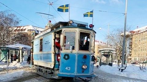 Riksbyggen spred julglädje när Julklappsvagnen kom till Linnéplatsen