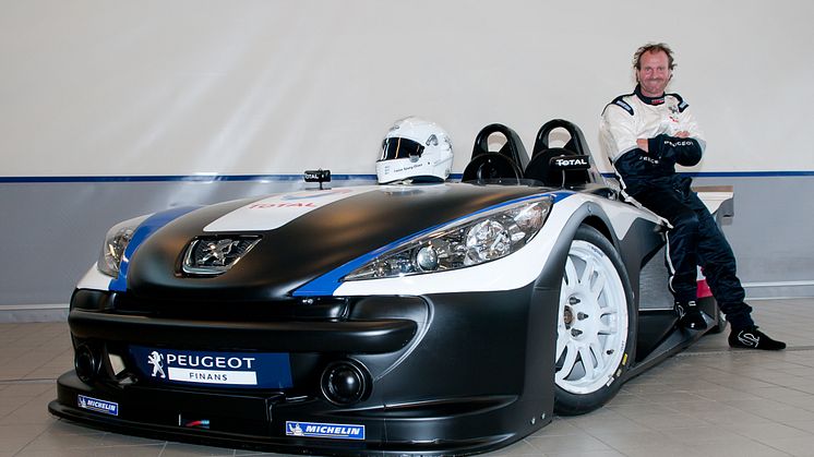 Lasse Spang Olsen vil tæmme løven - sidder bag rattet af Peugeot Spider til årets Grand Prix på Jyllands Ringen