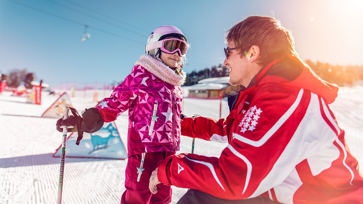 Vater und Tochter auf der Piste in Grächen, Wallis.