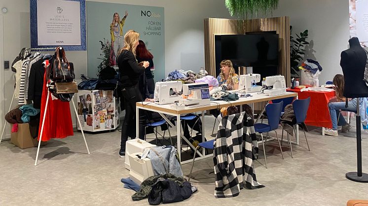 En av aktiviteterna under NO Waste-kampanjen på Nova var en workshop om att skapa nytt mode av secondhand.
