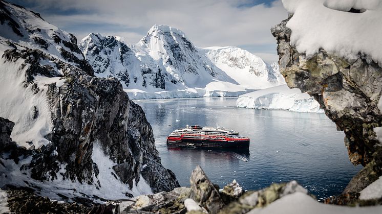 5__Antarctica DEC2021_MS Roald Amundsen_Photo Hurtigruten Expeditions_Oscar Farrera