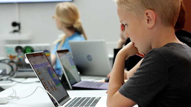 Göteborgs universitet och Hello World! i unikt samarbete och erbjuder kurs i programmering för lärare i grundskolan