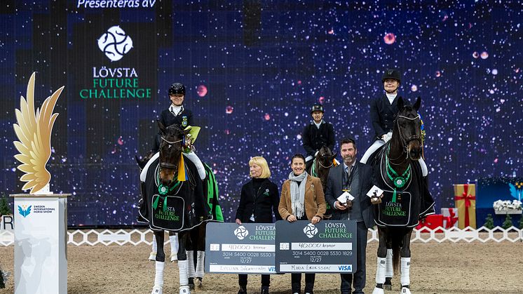 Vinnarna av Lövsta Future Challenge Dressage, Evelina Söderström och Maria Eriksson.