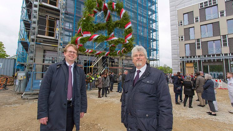 Dr. Bernd Hochberger, Vorstandsmitglied der Stadtsparkasse, feiert zusammen mit Stadtrat Hans Kaplan Richtfest in Fürstenried-Ost für 84 neue Wohnungen, ein Ärztehaus und Supermarkt in der Winterthurerstraße.