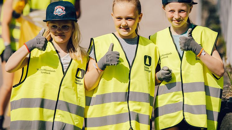 Tjejerna från Arvika Hockey Club är med och plockar skräp i år igen!