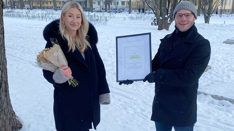 InExchange miljöpris för 2020 går till Newsec. Priset togs emot i veckan av Fanny Averborg, inköpskoordinator på Newsec, och delades ut av Fredrik Norén, key account manager på InExchange. Foto: LEO AGETOFT, INEXCHANGE