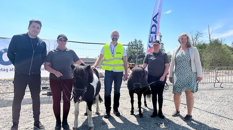 Från vänster: Robert Halvarsson (MP), Lotta Skoog och Tintin från Färjestads ridklubb, Anders Klang från Novab, Sari Henriksson och Mynta från Färjestads ridklubb och Monika Bubholz (MP).