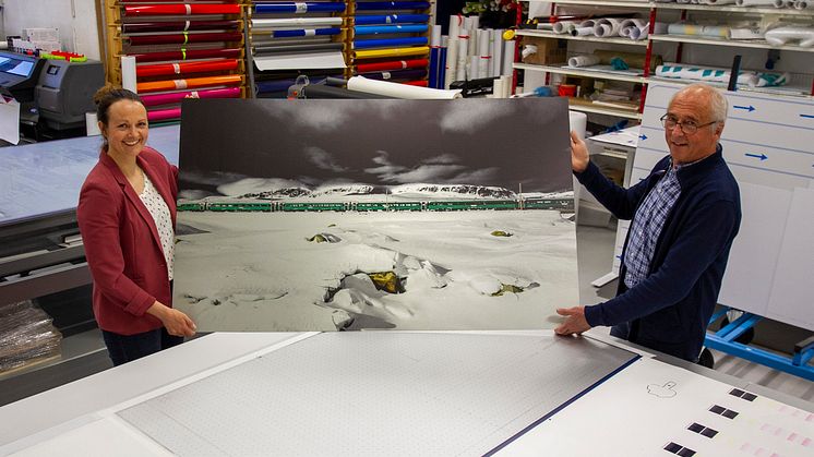 Naturbilde fra Bergensbanen med Hallingskarvet i bakgrunnen, printet på plater av børstet aluminium. 