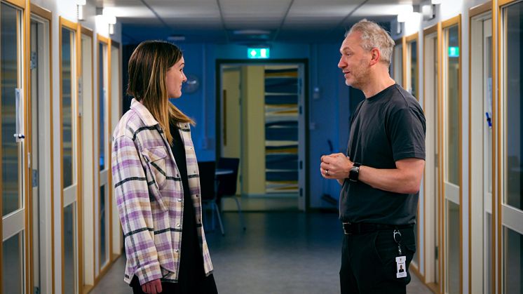 Tommy Jensen, enhetschef på socialtjänsten diskuterar den nya arbetsmodellen med sin kollega Emma Olander, enhetschef.