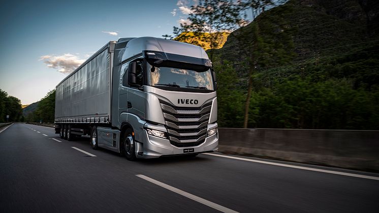New IVECO S-WAY_13_low.jpg