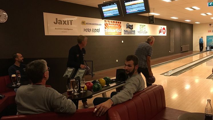 Vinnaren heter Olle Gruvris bilverkstad på 369 poäng. Du måste kunna lite bowling för att fatta...det är alltså ett bra resultat.