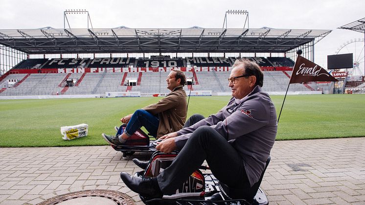Bosse & Ewald Lienen Kopf an Kopf beim 1. sozialen E-Kartrennen