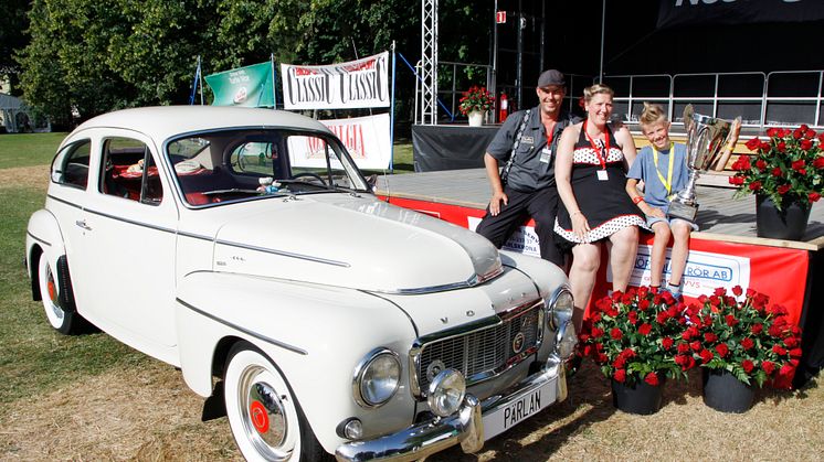 Boel, Jens och Rasmus Persson med sin vinnarbil i form av en Volvo PV -64.