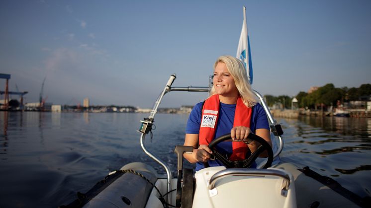 Für Pressevertreter stehen Motorboote zur Verfügung, um dichter an den Segelkindern auf dem Wasser zu sein
