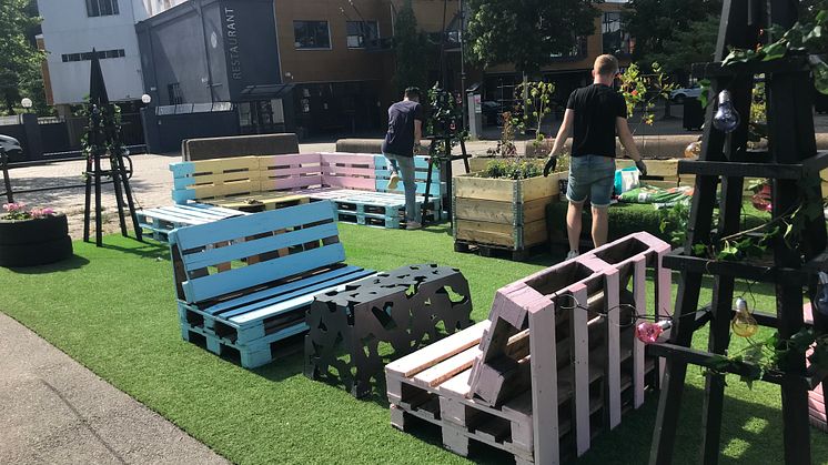 Unga kommunutvecklare jobbar med parken