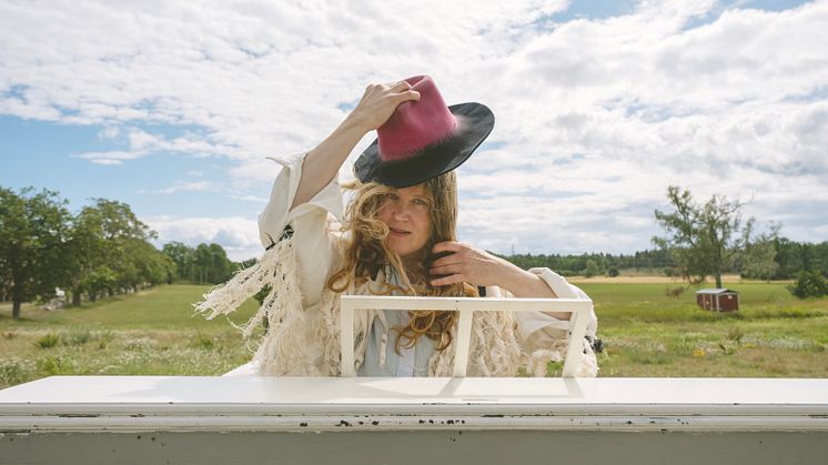 Maria Arnqvist från hyllade avant/folk/psyk duon Siri Karlsson solodebuterar.