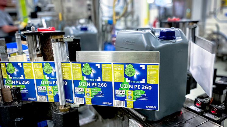 UZIN er det første firma i verden, der markedsfører en 10-liters dunk fremstillet af 100% genvundet plast.