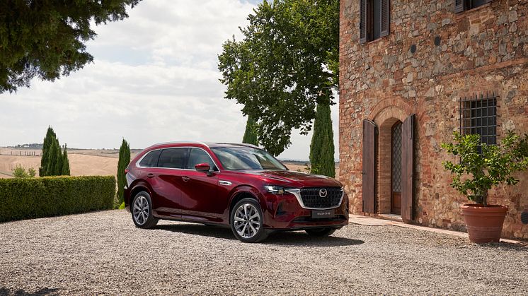 Mazda CX-80 Takumi i färgen Artisan Red