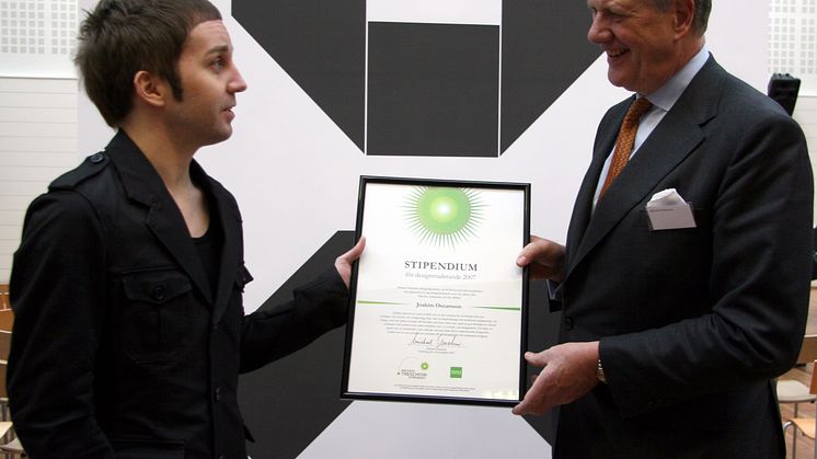 Joakim Oscarsson tar emot Michael Treschows designstipendium 2007