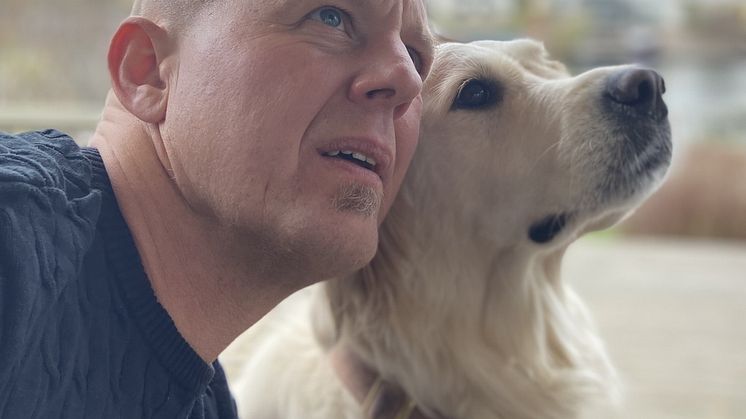 Författaren Erik Thulin och hans hund Bollan som spelat huvudrollen i serien om Den tjuvaktiga författarinnan.