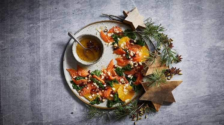 Danskerne elsker laks til jul, men tøver med selv at lave det. Nu giver tidligere Nomakok sine råd til, hvordan du tjekker friskheden og gør laksen til det sexede indslag på julebordet på nem og overskuelig vis. Foto: SALMA®