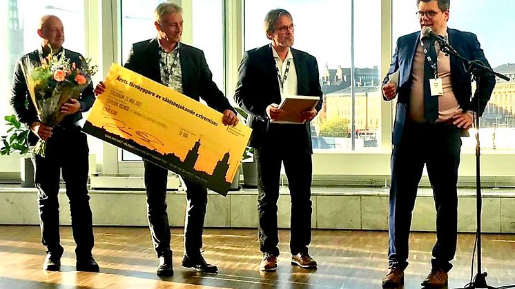 Borås Stad mottar utmärkelsen Året förebyggare av våldsbejakande extremism av Jonas Trolle, chef för CVE. Närmast honom CKS chef Peder Englund, Anders Lindstam, och med blommorna, Niclas Persgården.
