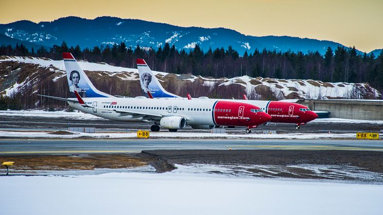 To Norwegian-fly i Oslo
