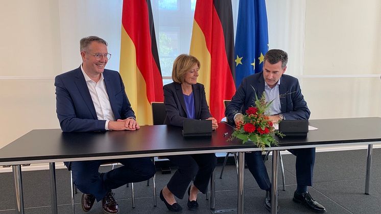 Digitalisierungsminister Alexander Schweitzer, Ministerpräsidentin Malu Dreyer und CEO Andreas Pfisterer bei der Unterzeichnung der Charta