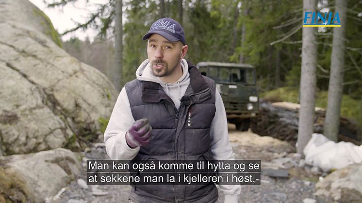 Bjørn bygger bo – tørrmørtel i plastsekk