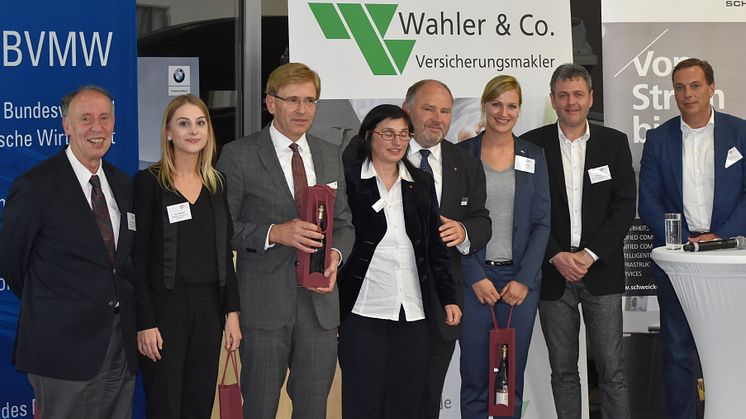 (v.li.): Prof. Dr. Michael Nagy, Laura Grasmeier, Klaus Schmidt, Gertrud Hilser, Josef Stumpf, Katharina Schäfer, Peter Speicher, Uwe Brand. 