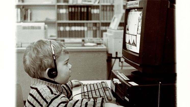 Adam Bromée fascineras av CD-ROM 1998 på Nyköpings bibliotek.
