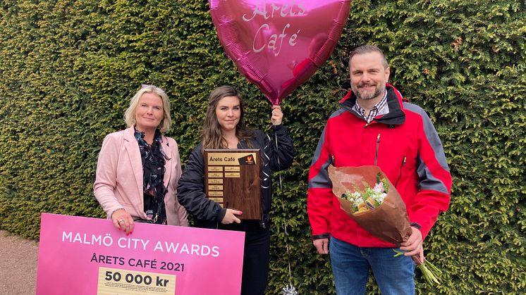 Felicia Jacobsen från Malmö Citysamverkan (mitten) delar ut priser i Malmö City Awards tillsammans med Anna Morin och Jannik Hansen från huvudpartners Sydsvenskan Lokaltidningen.