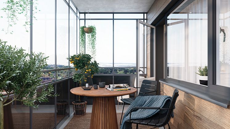 Alla balkonger är inglasade och har en fantastiskt utsikt. Ju längre upp i huset, desto mer ser man havet.