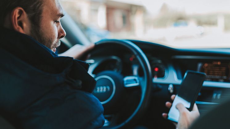 DA Direkt: Unterschätzte Gefahr - Ablenkung im Straßenverkehr_Smartphone