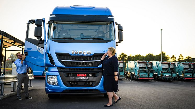 Norska statsministern Erna Solberg tar plats i en Stralis med hjälp av Iveco´s testchaufför Jørgen Andreassen.