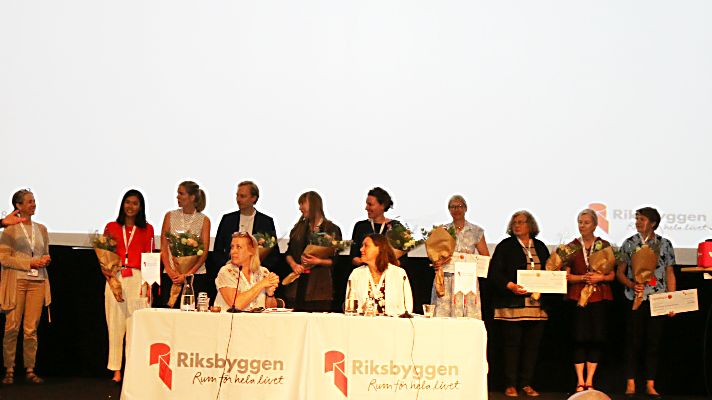 Samtliga stipendiater  i Den Goda Staden samlade på scenen under Riksbyggens fullmäktigemöte.